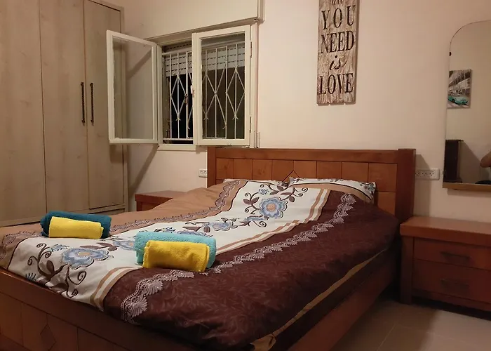 3 Stairs Only To Cozy Flat On Hillel St