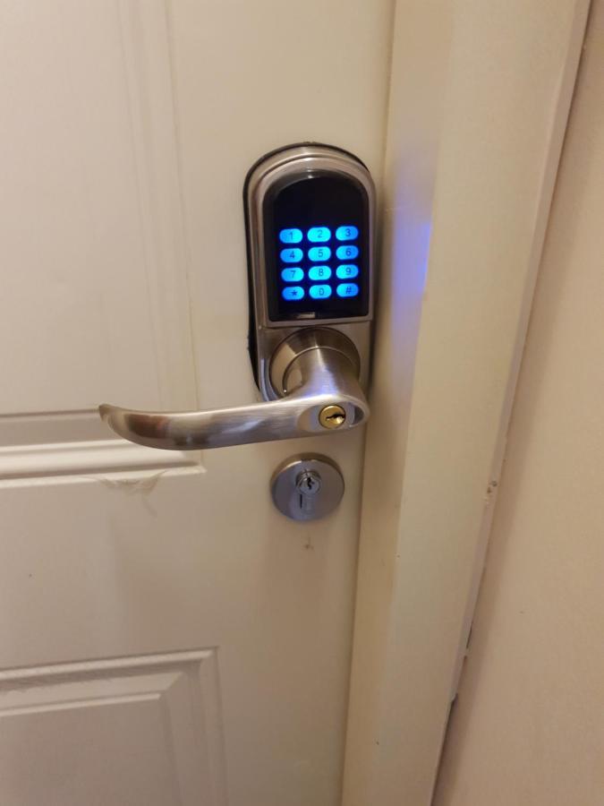 3 Stairs Only To Cozy Flat On Hillel St Apartment