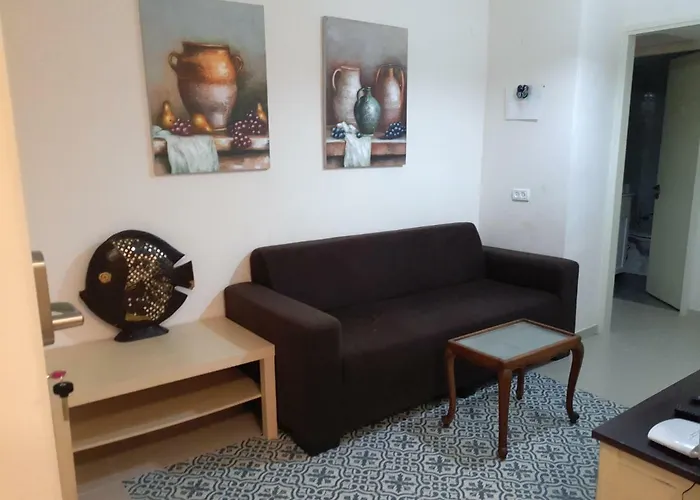 3 Stairs Only To Cozy Flat On Hillel St